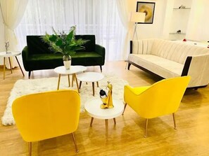 Chambre Junior, balcon, vue sur la ville | Aire de séjour