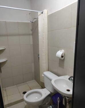 Haartrockner, Handtücher, Seife, Toilettenpapier