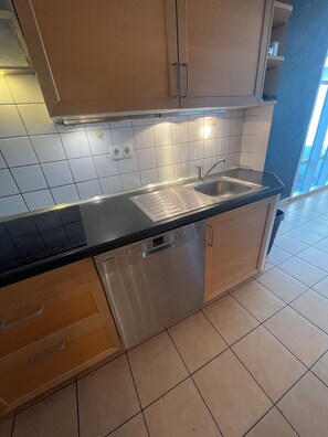 Kjøleskap, mikrobølgeovn, kokeplater og oppvaskmaskin