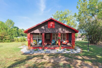 Old Tennessee Homeplace between Jackson and Lexington, TN, 12 minutes from I-40