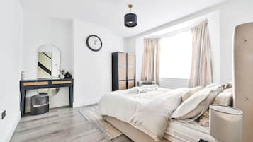 4 bedrooms, iron/ironing board, WiFi, bed sheets