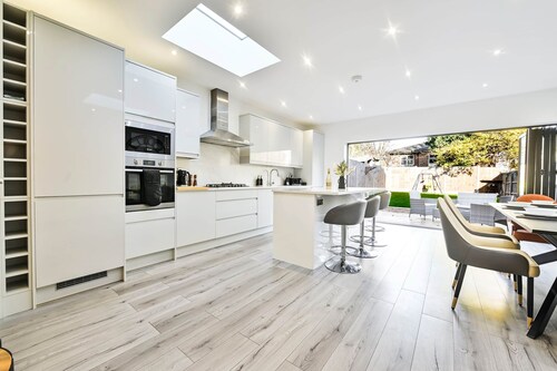 Modern Group & Family Stay near Wembley Stadium| Sleeps 9