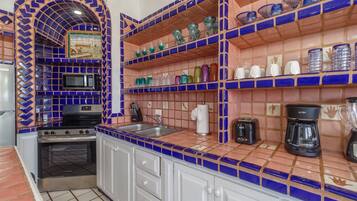 Departamento, varias camas, balcón (Las Gaviotas LG 436) | Cocina privada | Refrigerador, microondas, horno y parrilla de estufa