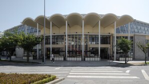 A modern building with a unique architectural design, featuring a series of arches and large windows. - Bom Sucesso Executive Prime Studios (Oporto)