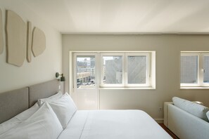 Tabla de planchar con plancha, wifi gratis y ropa de cama 