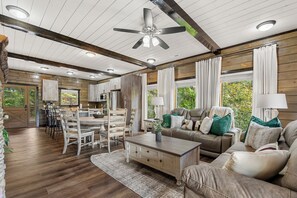 スマートテレビ、暖炉、書庫