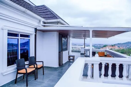 Quarto luxo, sacada, vista para a cidade | Sacada