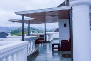 Deluxe Room, Balcony, City View | Balcony