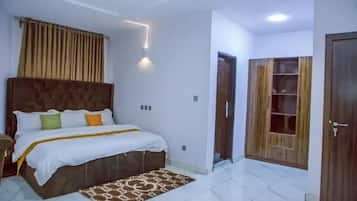 Deluxe-Zimmer, Balkon, Stadtblick | Schreibtisch, laptopgeeigneter Arbeitsplatz, Verdunkelungsvorhänge