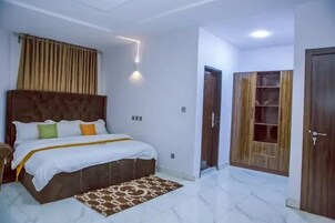 Escritorio, espacio para trabajar con laptop y cortinas blackout 