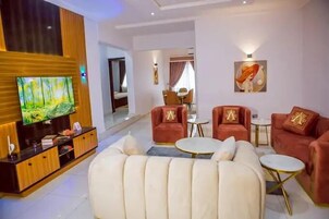 Deluxe Room, Balcony, City View | Living area