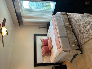 2 bedrooms, internet, bed sheets