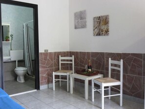 Studio Standard | Salle de bain | Douche, papier toilette