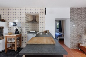 Refrigerador, microondas, parrilla de estufa y utensilios de cocina 