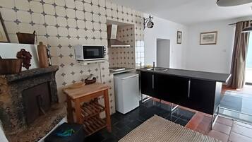 Refrigerador, microondas, parrilla de estufa y utensilios de cocina
