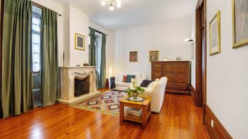 Tv, eldstad och ett bordtennisbord