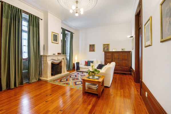 Televisión, chimenea y tenis de mesa 