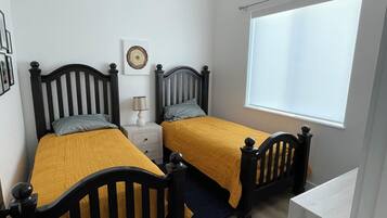 2 bedrooms, internet, bed sheets