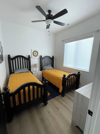 2 bedrooms, internet, bed sheets. The Shop on Main