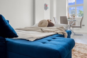 2 dormitoris, planxa i posts de planxar, Internet i roba de llit