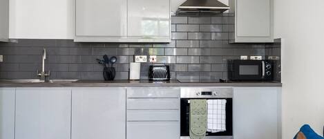 Fridge, microwave, stovetop, dishwasher