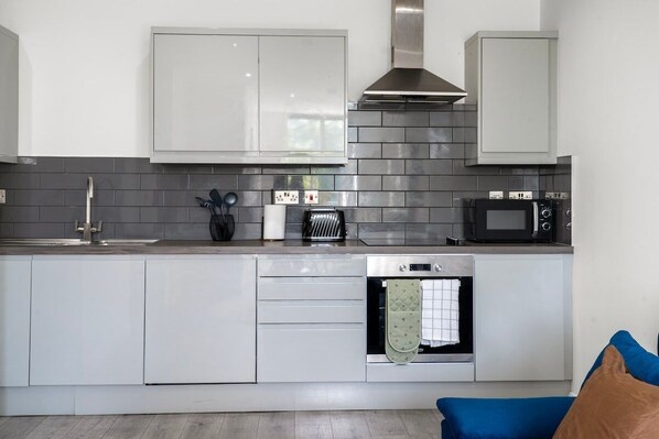 Fridge, microwave, stovetop, dishwasher