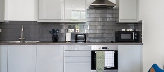 Chic 2BR Luxe Stay, Leicester