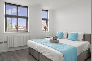 2 bedrooms, iron/ironing board, internet, bed sheets - Chic 2BR Luxe Stay, Leicester (Leicester)