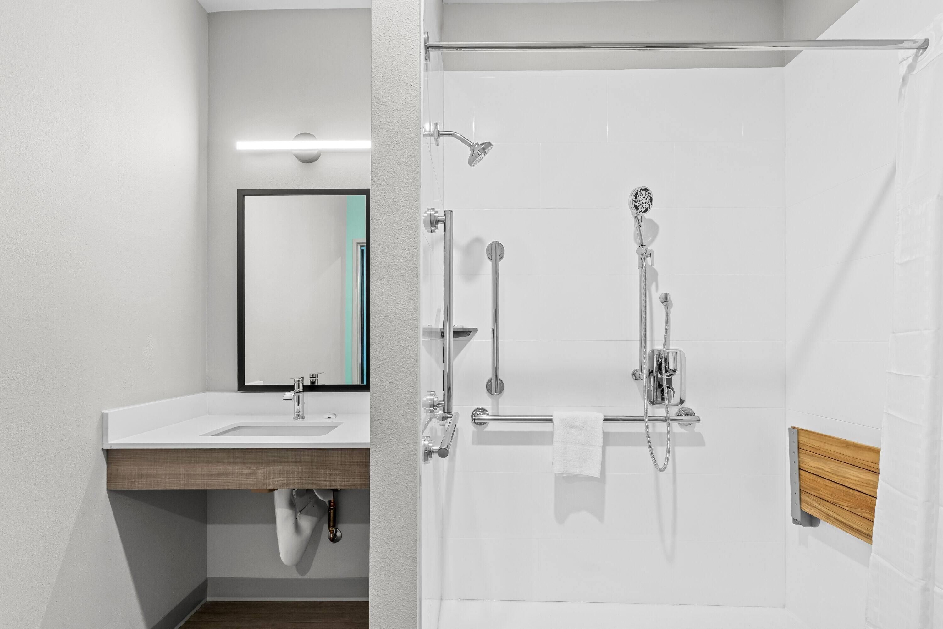 Room, 1 Queen Bed, Mobility Accessible, Non Smoking (Bathtub W/grab Bars) | Bathroom