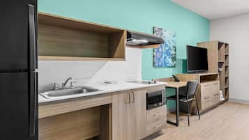 Chambre, 1 grand lit, accessible aux personnes à mobilité réduite, non-fumeurs (Bathtub W/grab Bars) | Bureau, Wi-Fi gratuit, draps fournis