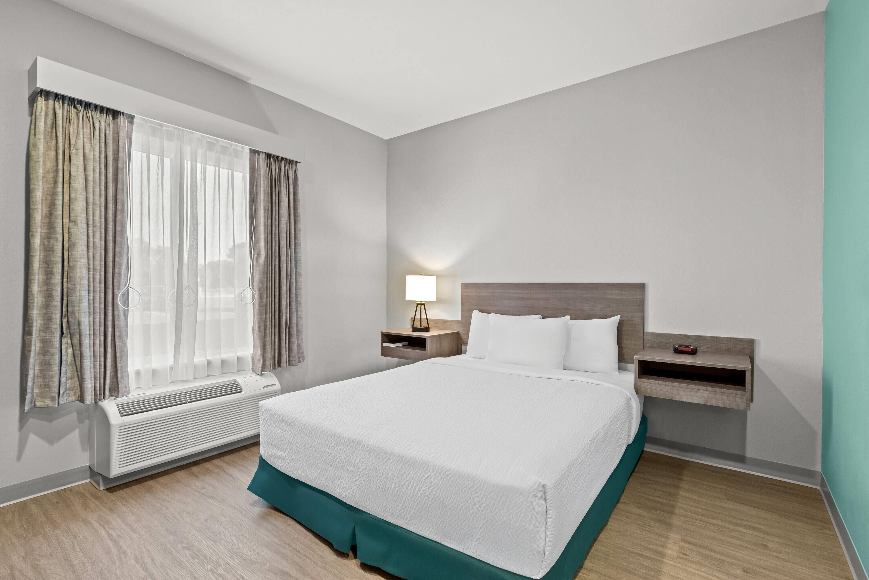 Huone, 1 keskisuuri parisänky, esteetön liikuntarajoitteisille (Bathtub W/grab Bars) | Työpöytä, ilmainen Wi-Fi, vuodevaatteet