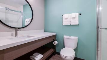 Combinazione doccia/vasca, asciugamani, sapone, shampoo