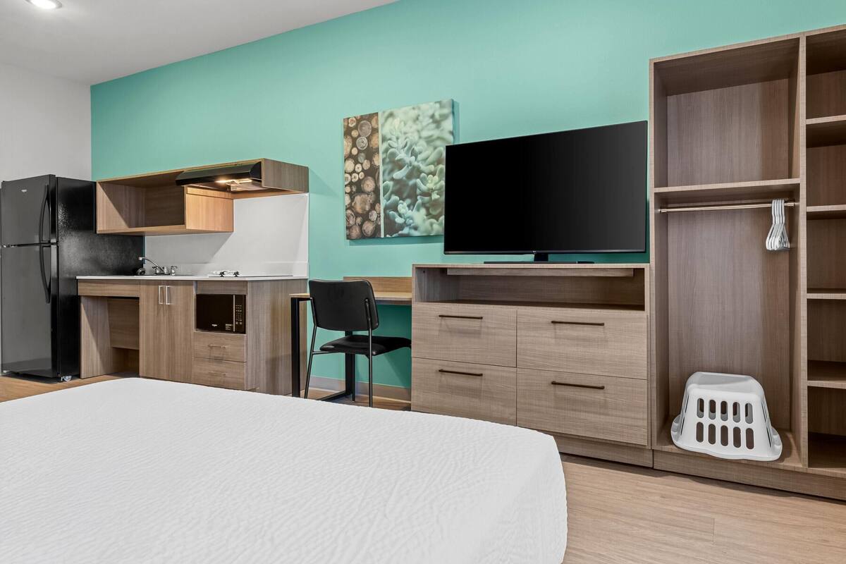 Habitación, 1 cama de matrimonio, accesible en silla de ruedas, no fumadores (Bathtub W/grab Bars) | Escritorio, wifi gratis, ropa de cama