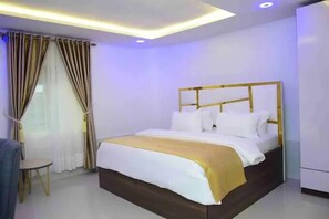 Desk, laptop workspace, blackout curtains, soundproofing - White Chase Hotel and Suites (Lagos)