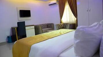 Escritorio, espacio para trabajar con laptop y cortinas blackout