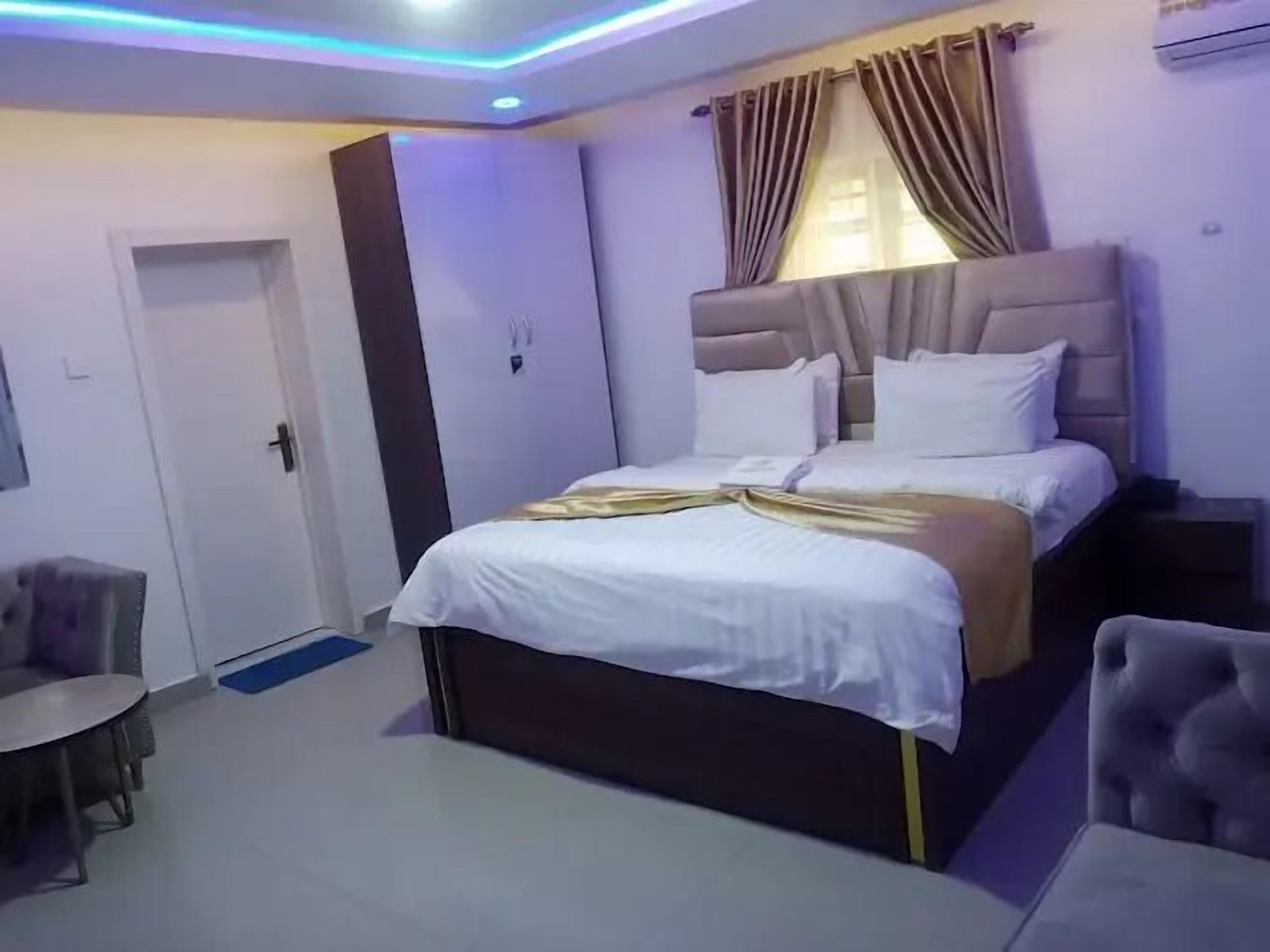 Escritorio, espacio para trabajar con laptop y cortinas blackout 