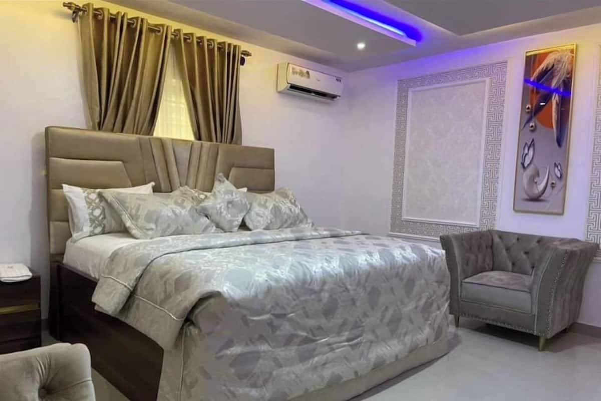 Quarto família, sacada, vista para a cidade | Escrivaninha, espaço de trabalho para notebook, cortinas blackout