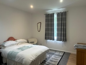 5 habitaciones, tabla de planchar con plancha, wifi y ropa de cama