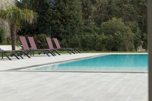 Útilaug, sólhlífar, sólstólar