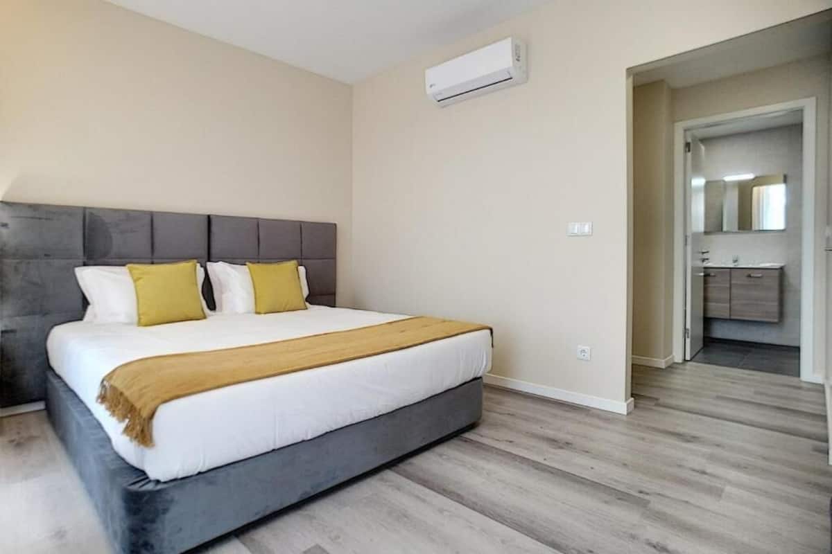 In-room safe, soundproofing, free WiFi