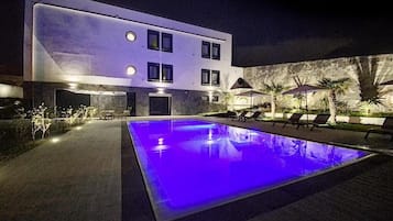 Outdoor pool, pool umbrellas, sun loungers