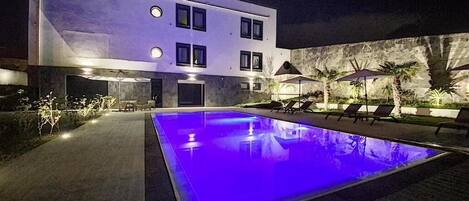 Outdoor pool, pool umbrellas, sun loungers