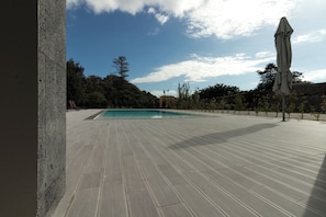 室外泳池;泳池傘、躺椅