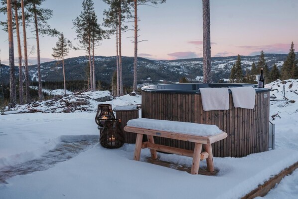 House, 4 Bedrooms, Terrace, Mountain View | Outdoor spa tub