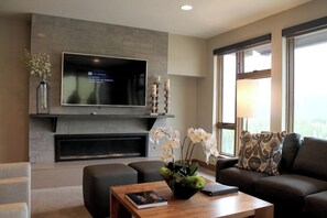 Smart TV, fireplace, video games, table football - Modern Luxury 2-bedroom Mtn Side condo w/indoor-outdoor pools & Gondola to town (Breckenridge)