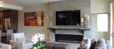 Una Smart TV, una chimenea, videojuegos, un futbolín