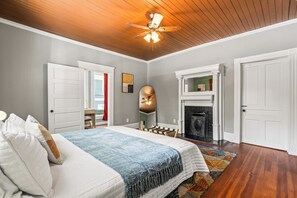 4 bedrooms, desk, iron/ironing board, travel cot