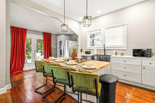 Spacious 4BD - Sleeps 10 - Movie Night & BBQ