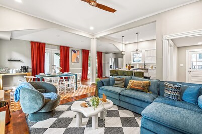 Spacious 4BD - Sleeps 10 - Movie Night & BBQ