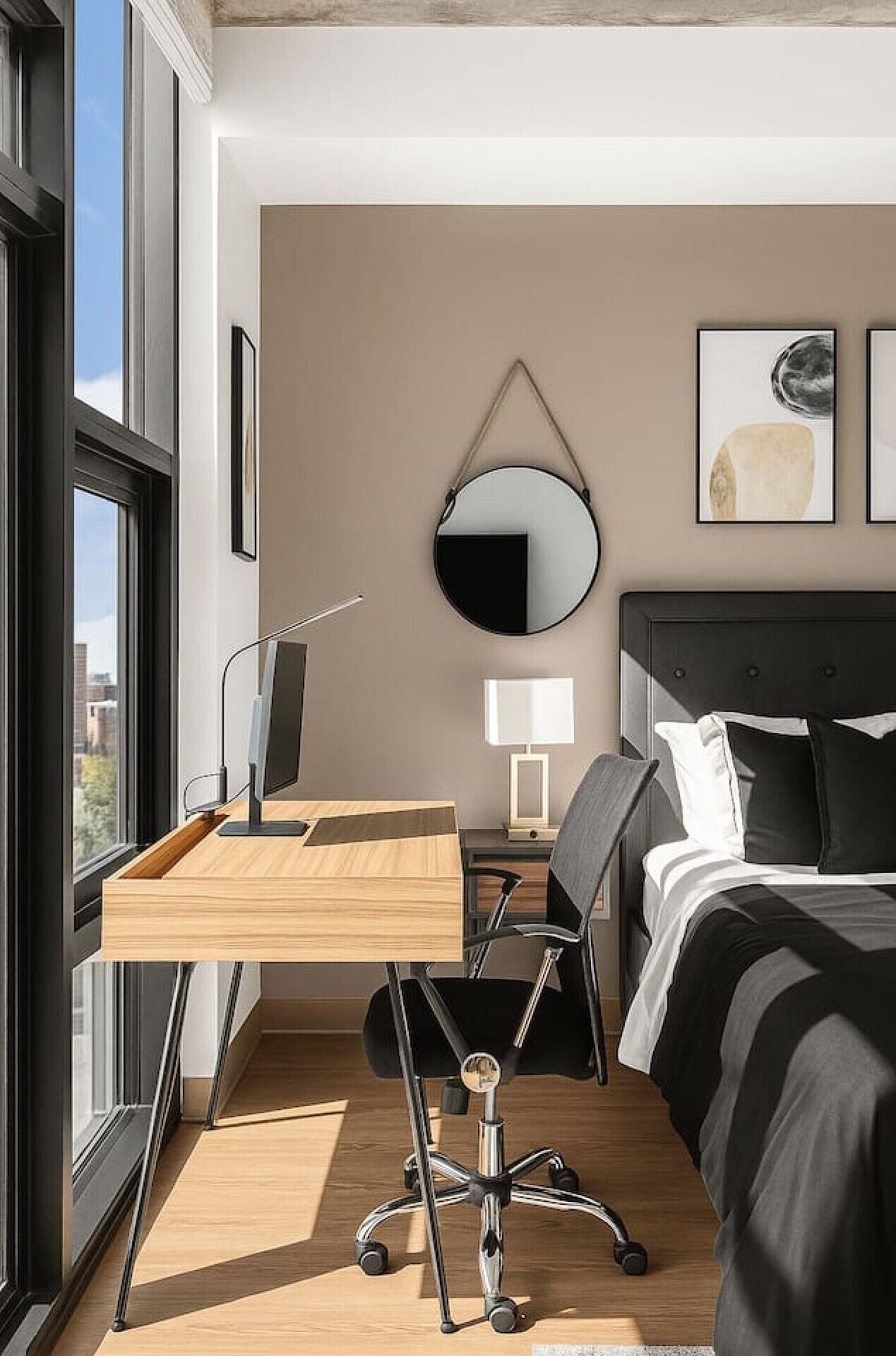 Een bureau, een strijkplank/strijkijzer, reisbedje, wifi